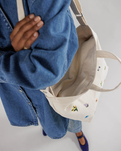 Horizontal Zip Duck Bag Embroidered Ditsy Floral | Baggu Smart Buy