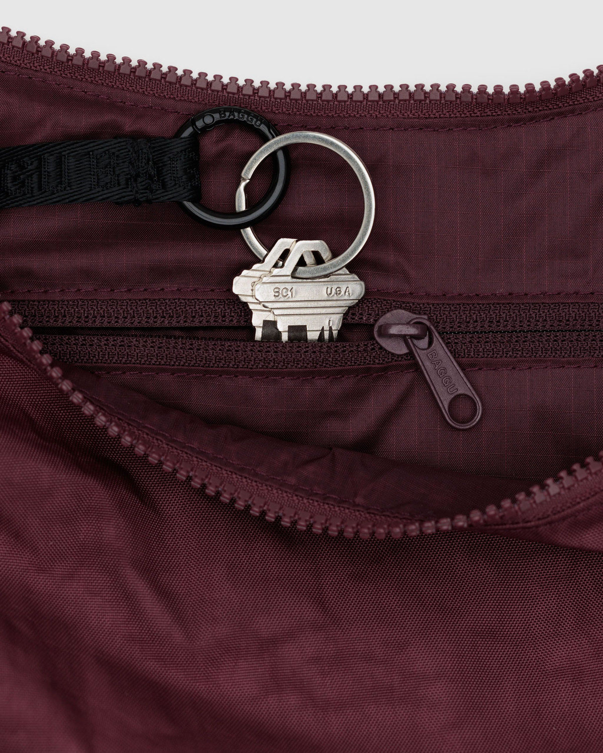 Medium Nylon Crescent Bag Mahogany | Baggu Signature